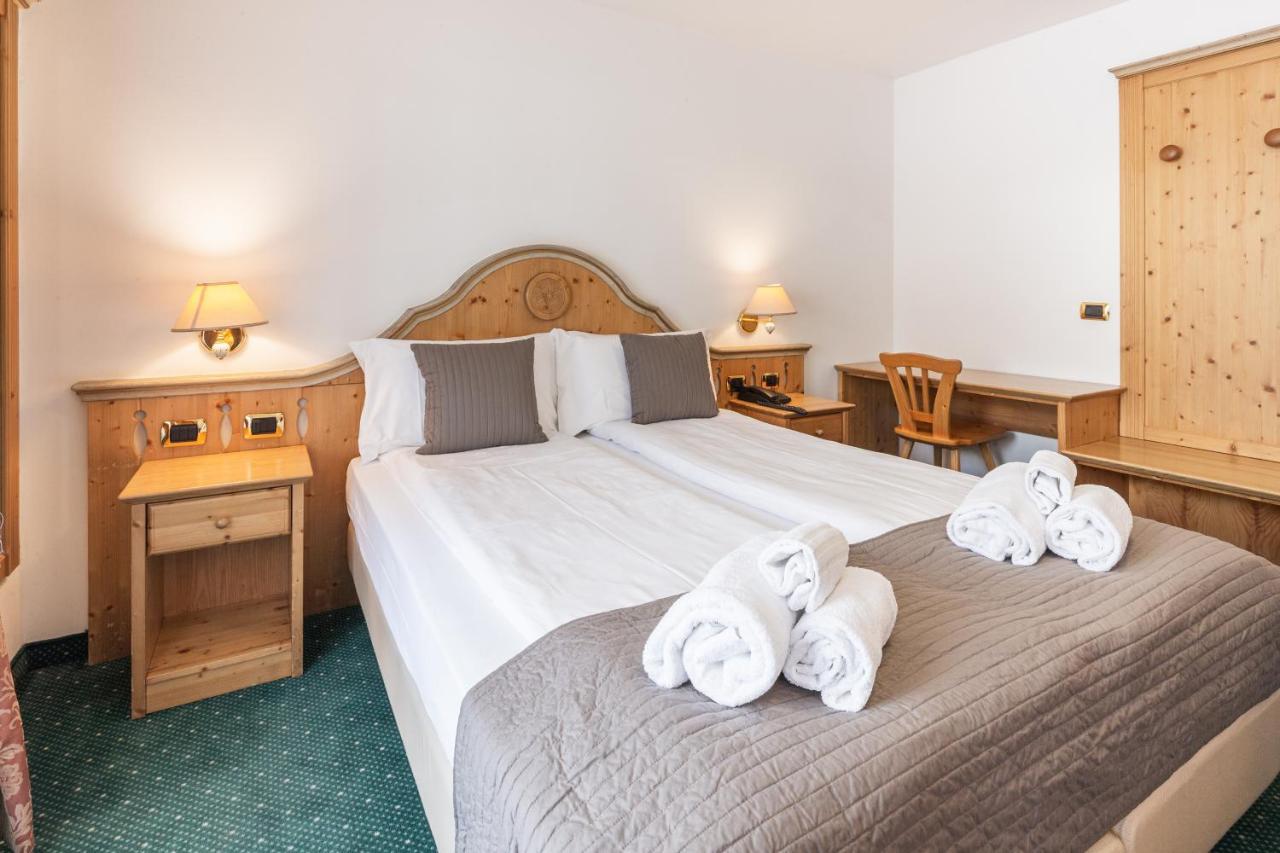 Hotel Soreghes Gran Chalet Campitello di Fassa Eksteriør billede
