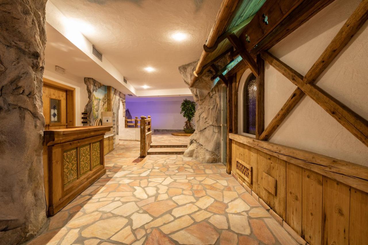 Hotel Soreghes Gran Chalet Campitello di Fassa Eksteriør billede