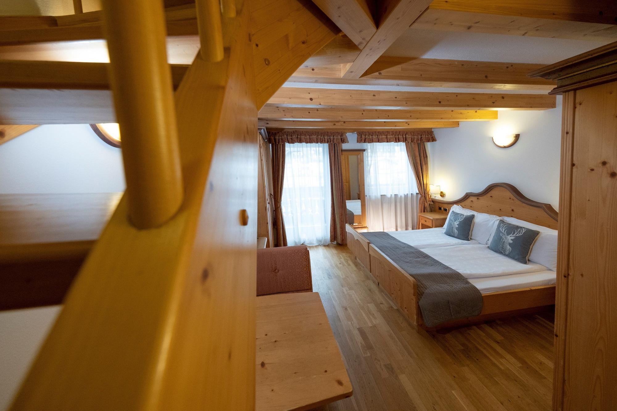Hotel Soreghes Gran Chalet Campitello di Fassa Eksteriør billede