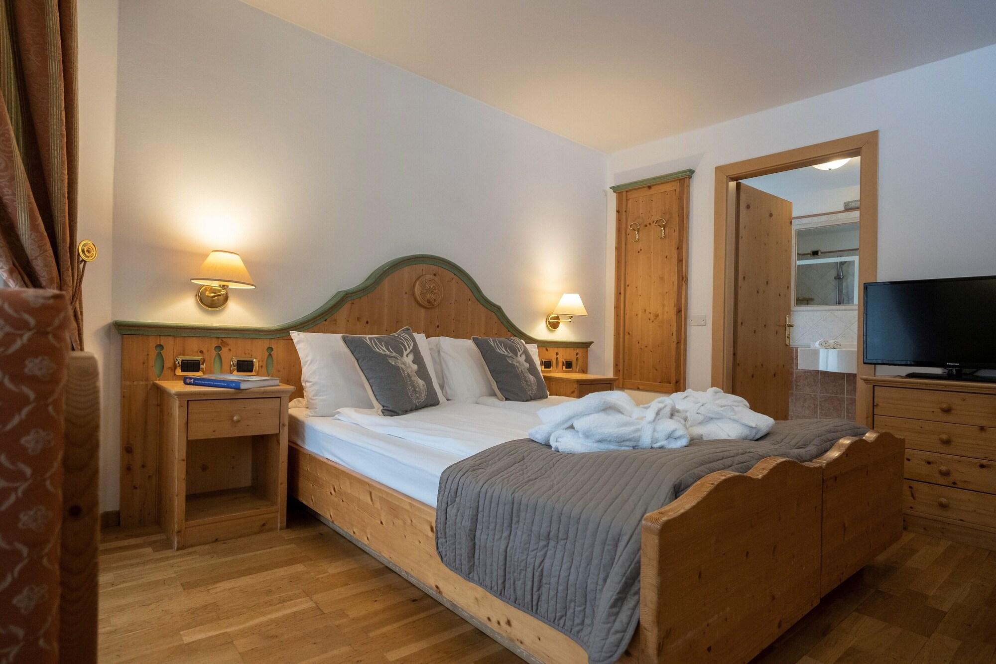 Hotel Soreghes Gran Chalet Campitello di Fassa Eksteriør billede
